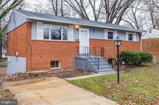 Photo - 1320 Woodlark Dr House