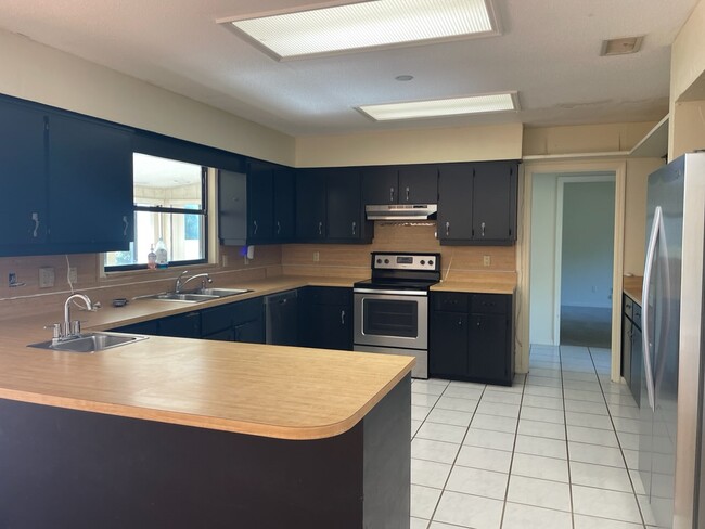 Kitchen pass thru window to family/sun room - 1074 Club House Blvd