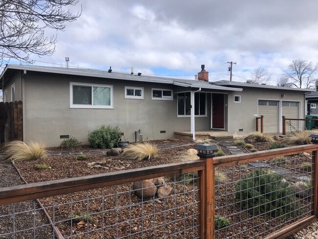 Building Photo - Charming Home w/ Large Yard - Available SOON