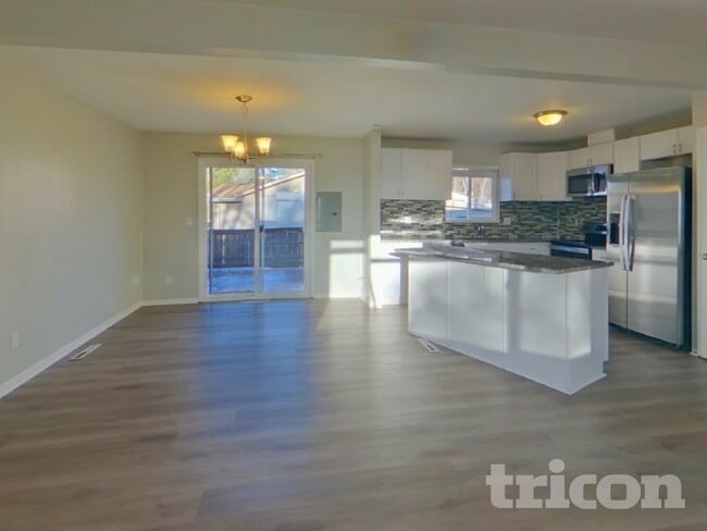 Photo - 4985 Montebello Dr