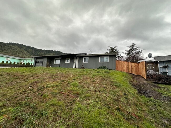 Photo - Myrtle Creek 3 bedroom home with 1 car garage