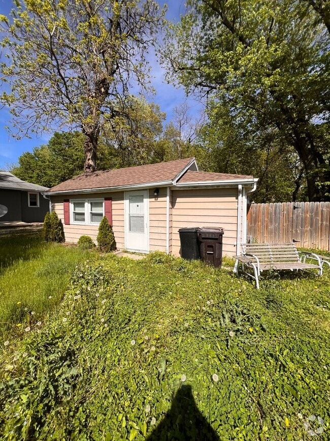 Building Photo - Welcome to this charming 2 bedroom, 1 bath... Rental