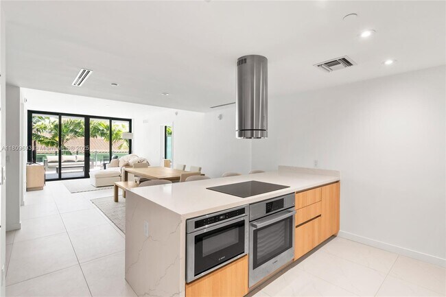 Photo - 9901 W Bay Harbor Dr Unit 305