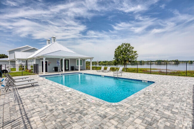 Pool - 2401 NW 21st St Winter Haven, FL