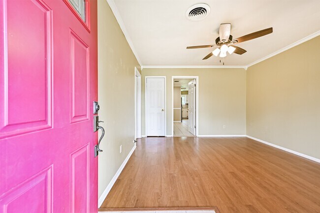 Photo - 807 Temple Dr