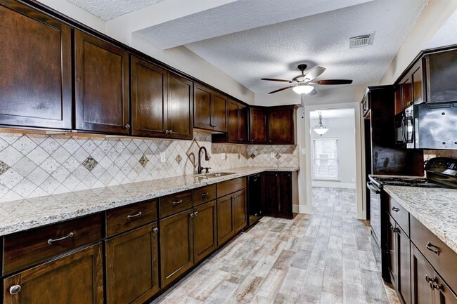 Photo - 1827 Riverwood Trail