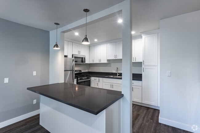 2BR, 1BA - 875 SF - #210