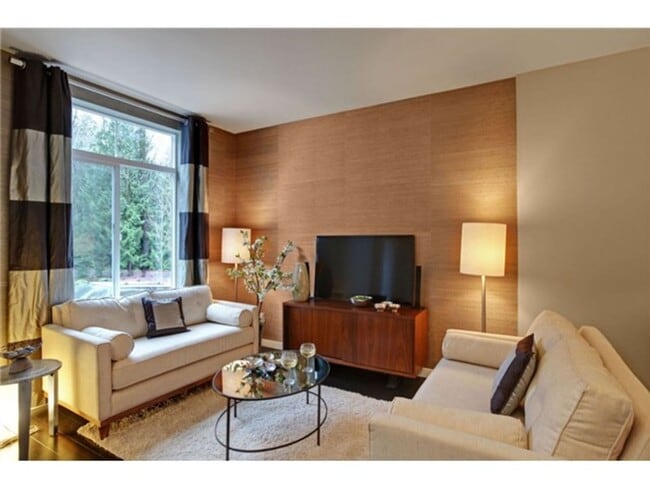 Photo - Bright & Spacious 2bed/2.5bath Townhome in Issaquah!