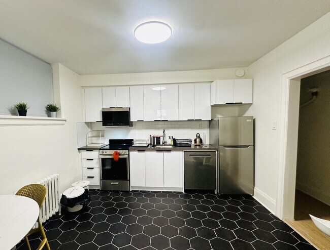 Photo - 597 St Clair Ave W
