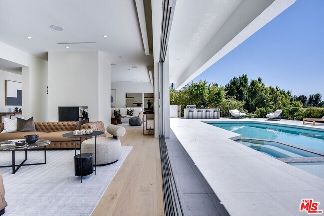 8908 Alto Cedro Dr