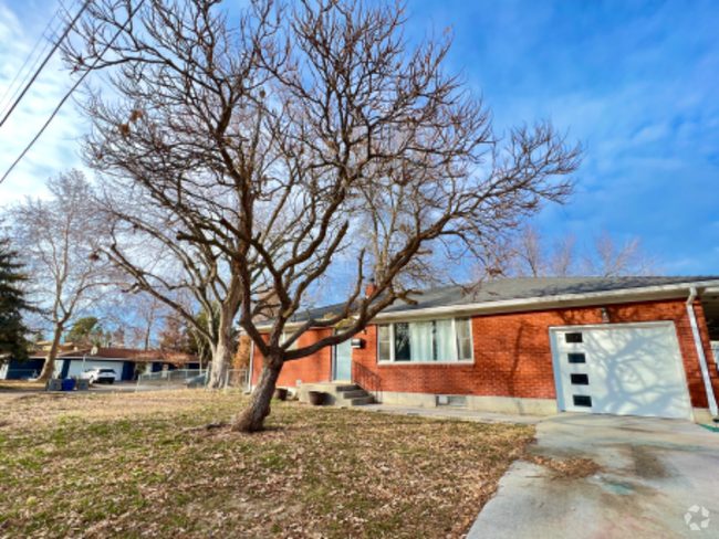 Building Photo - 1518 W Howe St Rental