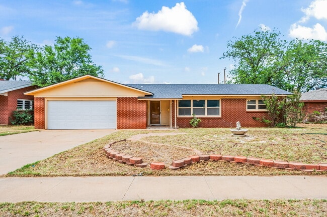 Building Photo - Open Concept 3/2/2, Minutes from LCU & Medical