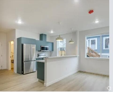 Building Photo - 2071 NE Davis St Rental