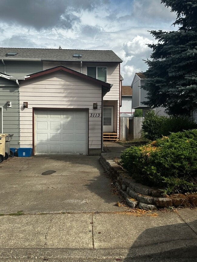Building Photo - 3 Bedroom, 1 and half Bathroom Duplex! Rental