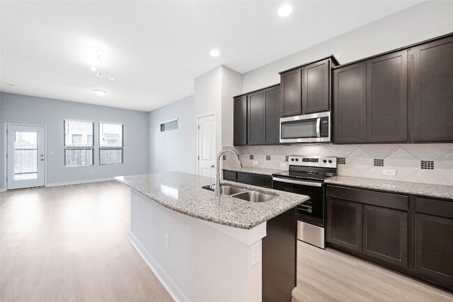 Photo - 15008 Forum Ave