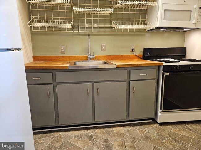 Photo - 2417 Barracks Pl Unit 1