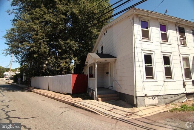 Building Photo - 266 Manatawny St Rental