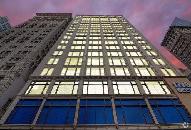Building Photo - 8 W Monroe St Unit 1007 Rental