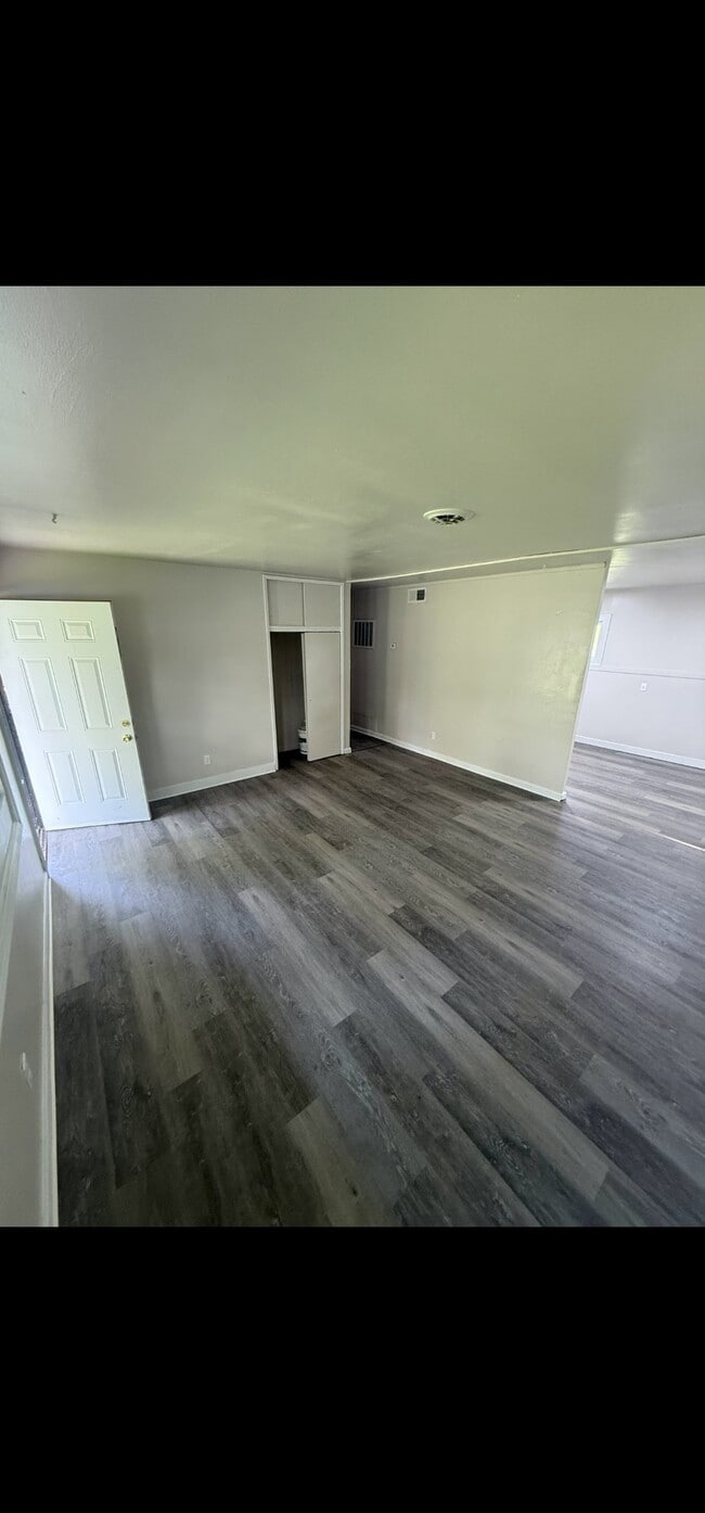 Building Photo - 28 E Adams Dr