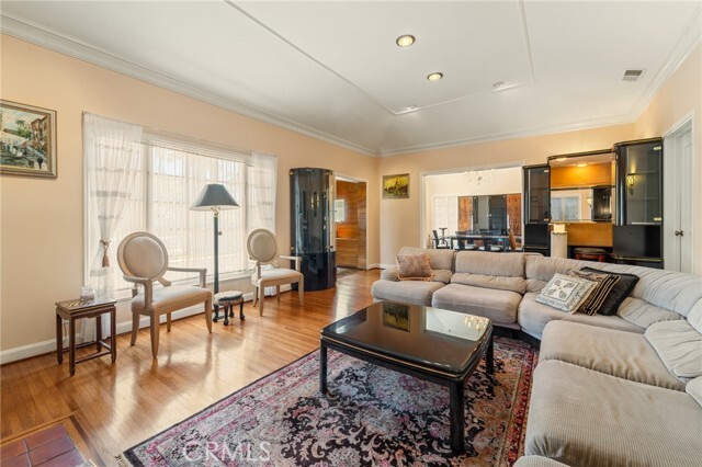 Photo - 233 S Swall Dr