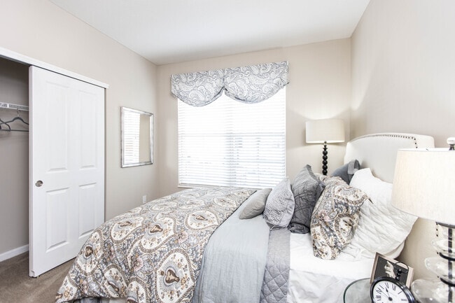 2BR, 2BA - 904 SF