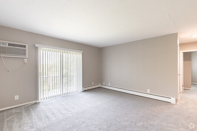 2BR, 1BA - 780SF