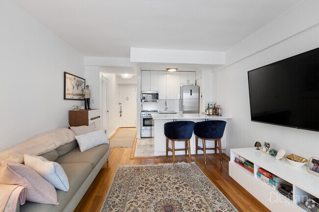 Building Photo - 345 E 54th St Unit APT 3B