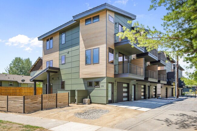 Photo - 315 NW Riverside Blvd