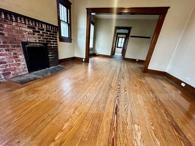 Photo - 818 Gillespie Rd