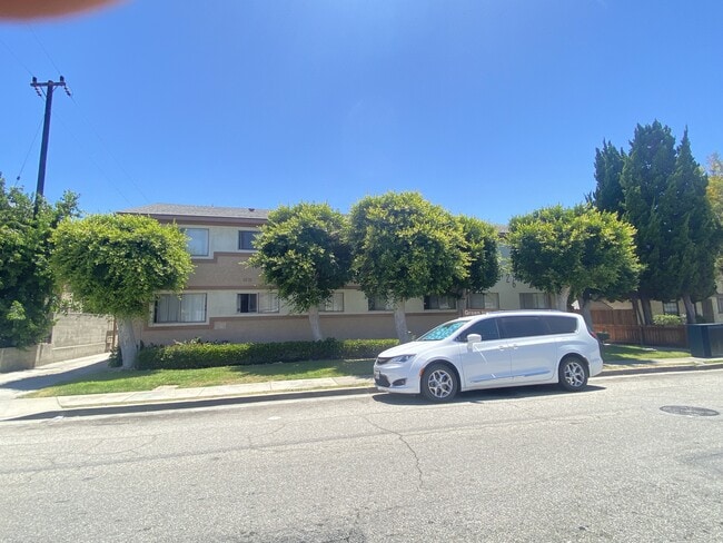 Building Photo - Green Tree Apts