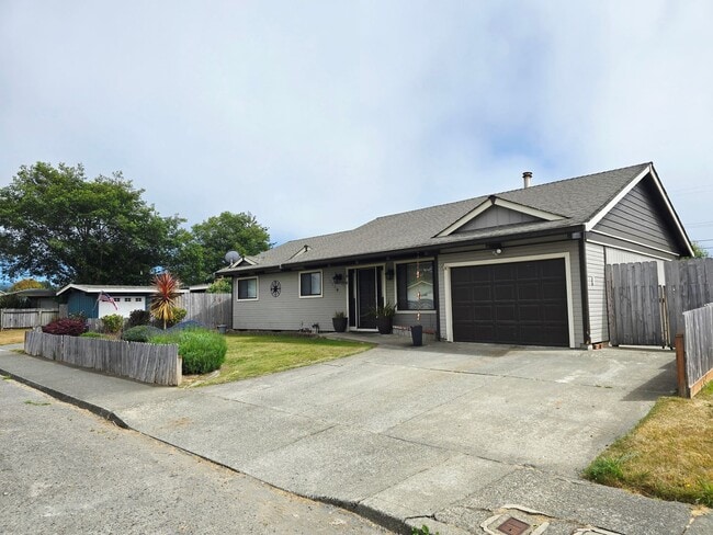 Building Photo - Single Family Home in Mckinleyville!