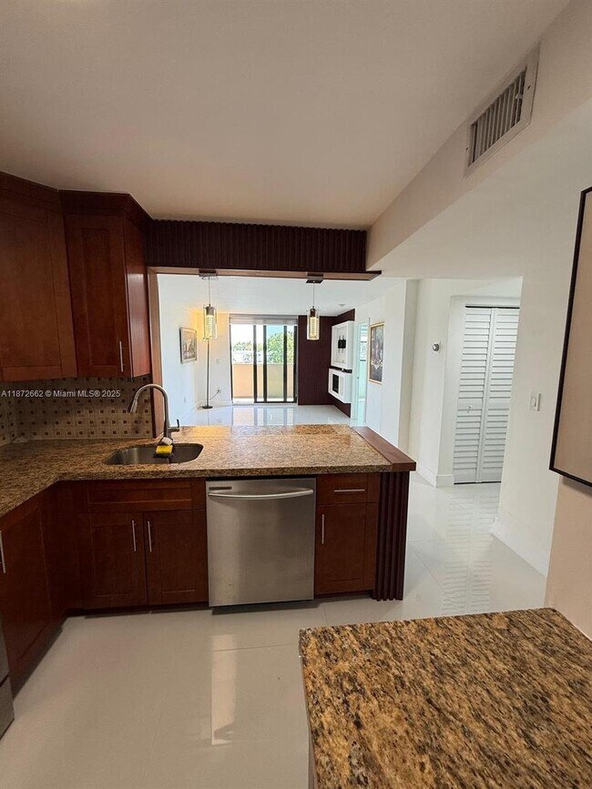 Building Photo - 7125 Bay Dr Unit 308 Rental