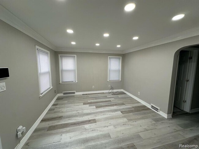 Photo - 6108 Barrie St