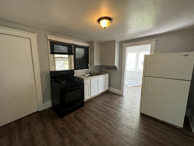 2-bedroom single family - 2-bedroom single family House
