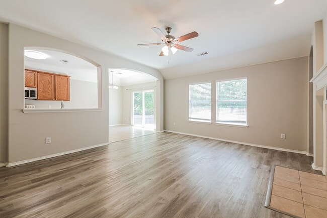 Photo - 904 Starling Ln