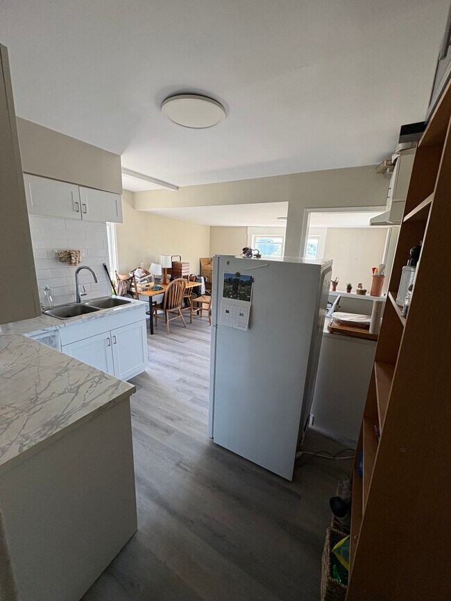 Photo - 2945 Quadra St Unit 3