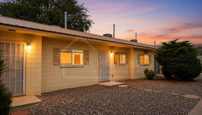 Building Photo - Large Move-In Ready 1-Bedroom Near Kirtland AFB Unit 9