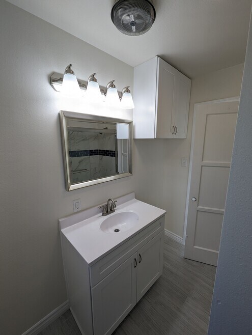 1051 E Hyde Park Blvd Unit 1053