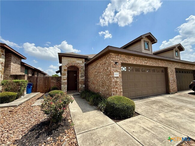 Photo - 685 Creekside Cir