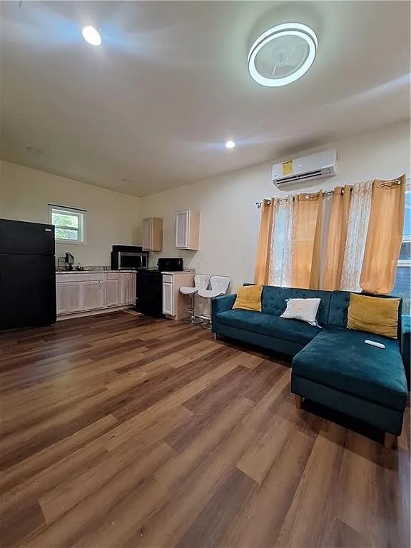 Photo - Room in Apartment on Herringbone Hollow