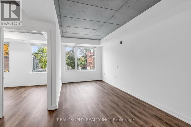 Photo - 115 Larchmount Ave Unit 404