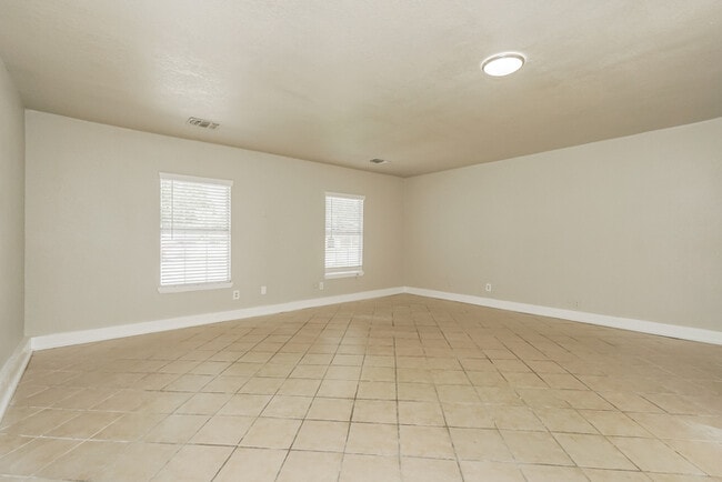 Photo - 1070 Hickory Trail St