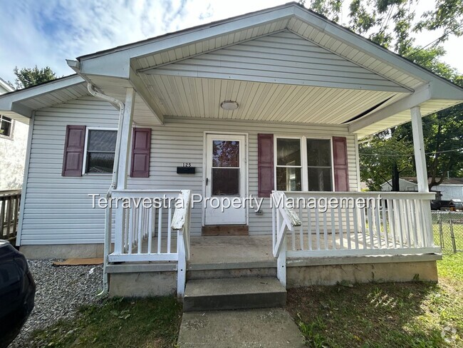 Building Photo - Single family 3 bed with large fenced yard Rental