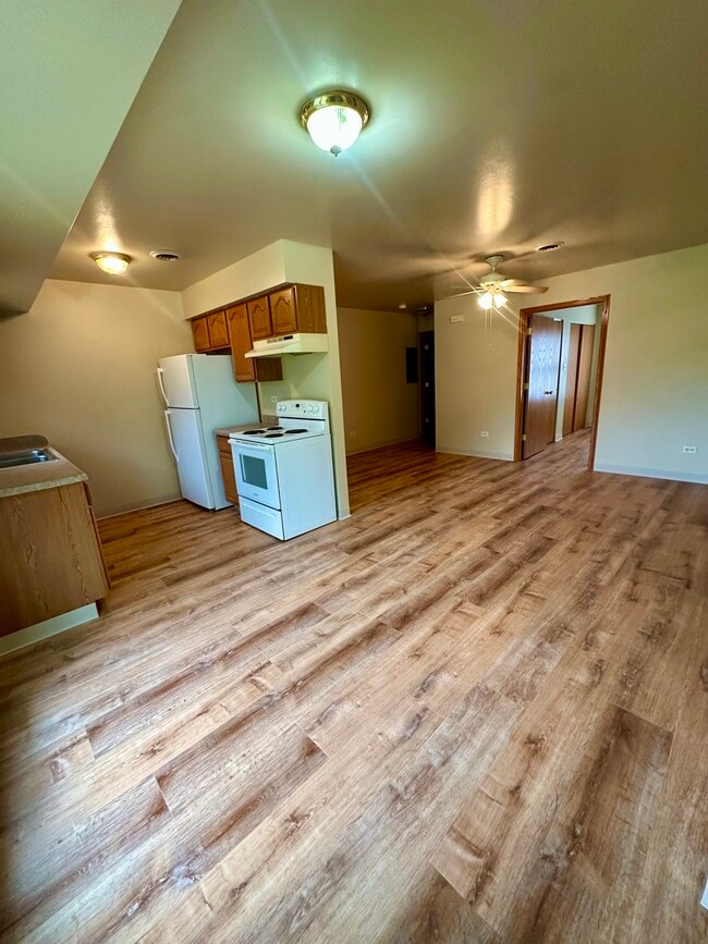 Photo - 465-479 N School St