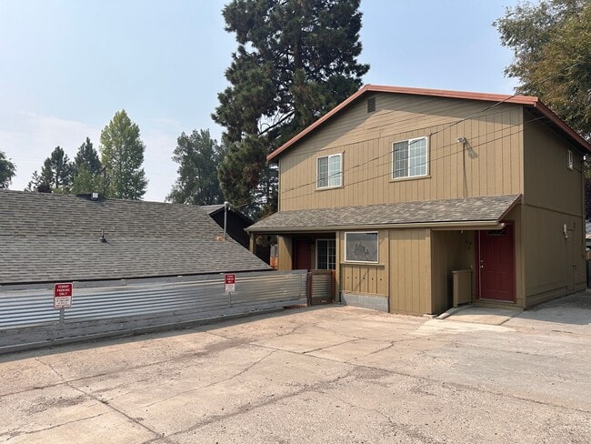 Building Photo - 1018 NW Ogden Ave Unit #3