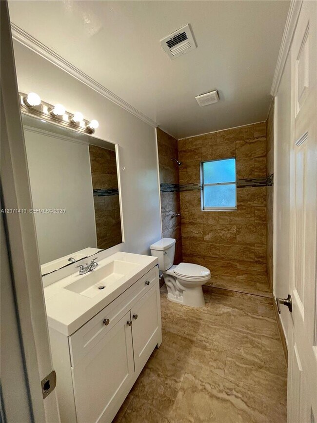 Photo - 820 SE 12th St Unit 2