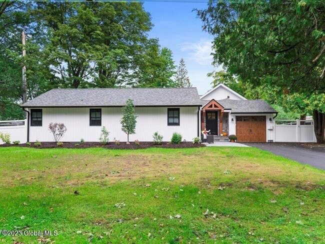 Photo - 379 Caroline St