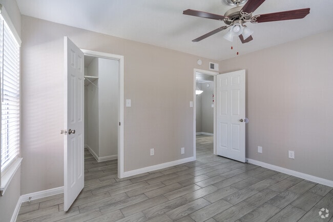 2BR, 2BA - 863SF