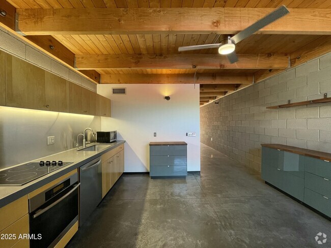 Building Photo - 727 E Portland St Rental