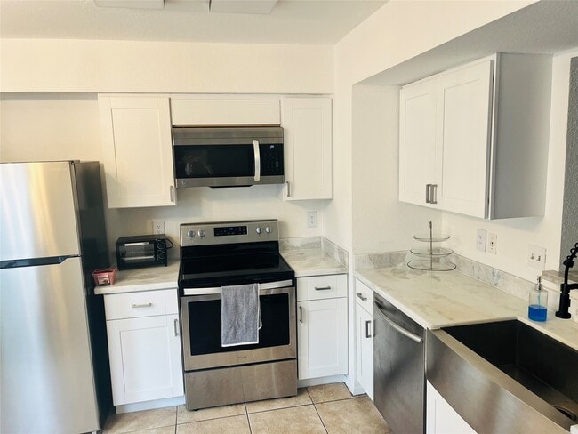 Building Photo - 2011 Spenwick Dr Unit 425